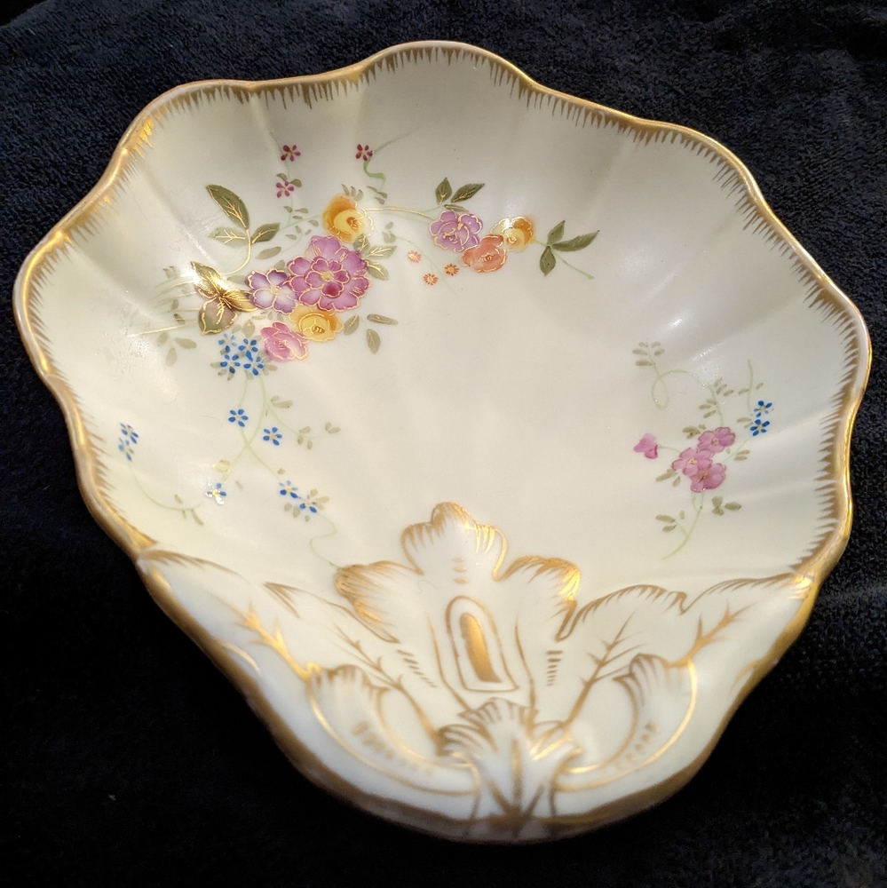 Vintage floral and gold matte finish ceramic shell-shaped trinket dish.  Rare.